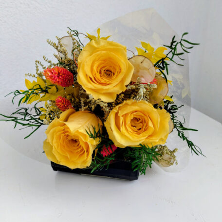 Strauss mit 3 stabilisierten Rosen, gelb