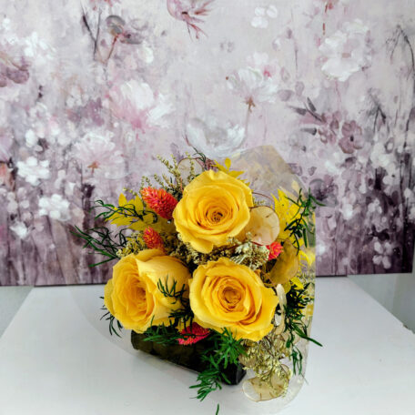 Strauss mit 3 stabilisierten Rosen, gelb