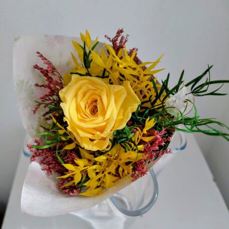 Blumenstrauss mit stabilisierter Rose, gelb