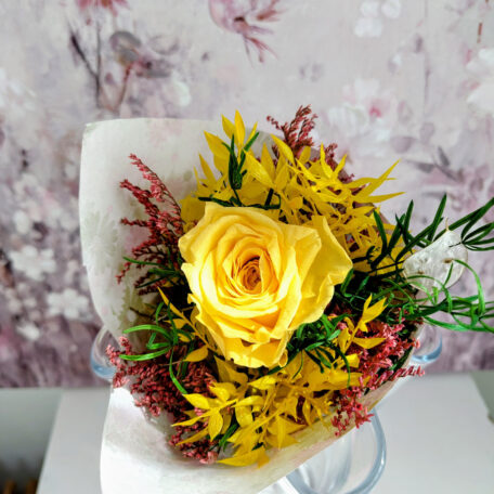 Blumenstrauss mit stabilisierter Rose, gelb