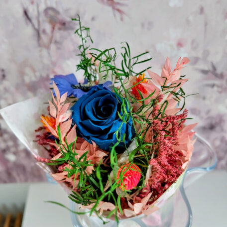 Blumenstrauss mit stabilisierter Rose, blau