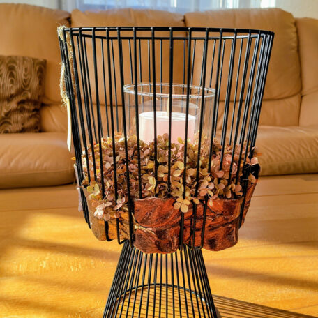 Lanterne en métal avec des fleurs séchées