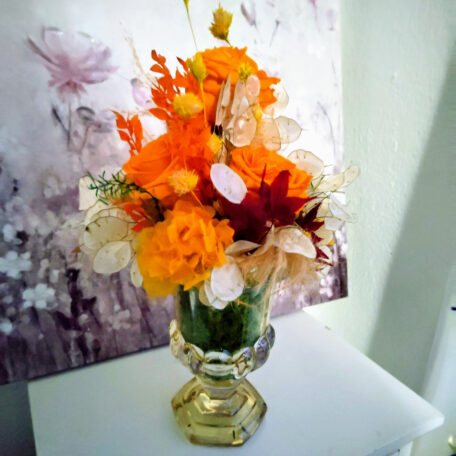 Arrangement aus stabilisierten, orangen Rosen