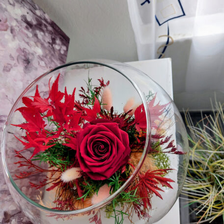 Blumenarrangement in Glasschale 