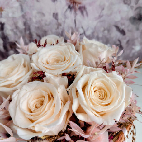 Blumenkorb mit stabilisierten Rosen